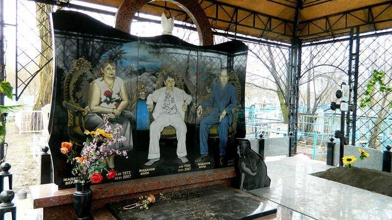 Памятники зажиточных цыган нередко представляют собой настоящие произведения искусства. Кладбище возле поселка Стройдеталь
