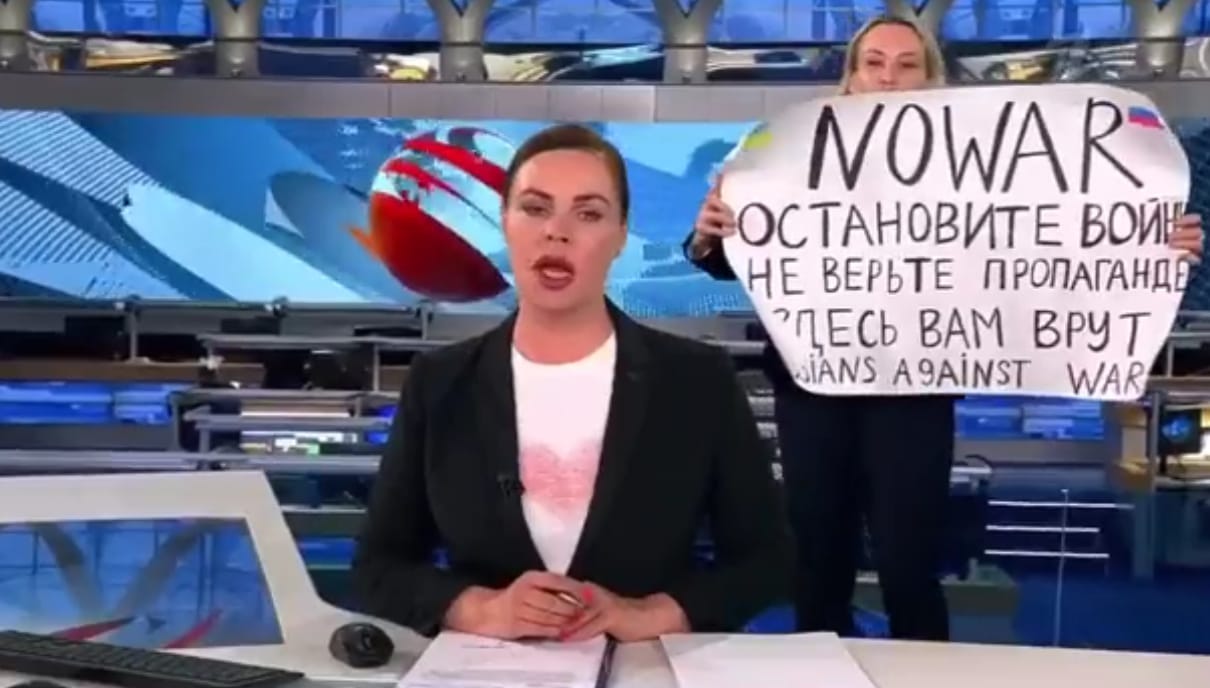 Редактор Первого канала Марина Овсянникова ворвалась в прямой эфир с плакатом «Остановите войну, вам здесь врут»