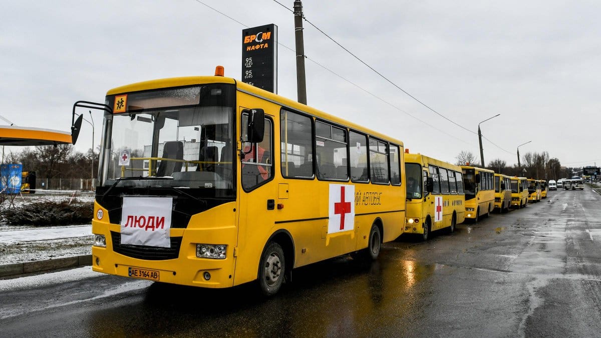 Глава Луганской ОГА: российские военные обстреляли два эвакуационных автобуса в Попасной. Один пропал, другой нашли со следами крови внутри