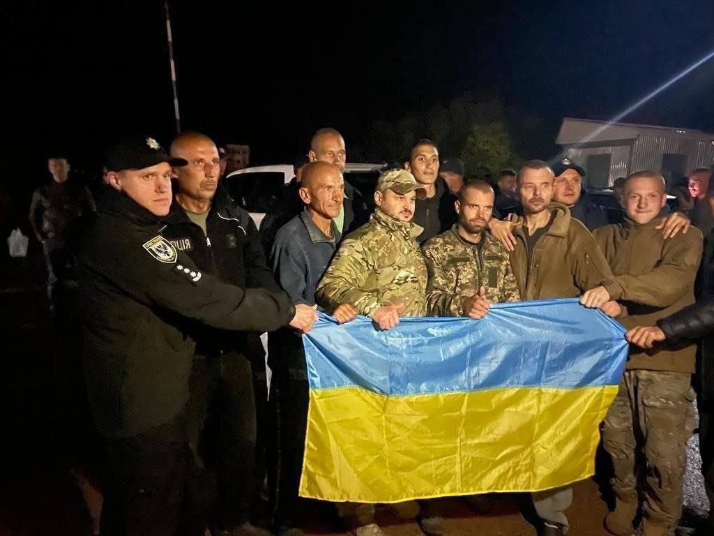 Россия вернула в Украину защитников «Азовстали» и солдат ВСУ в рамках обмена пленными. РФ не сообщает, кого получила взамен