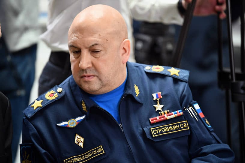 Пропагандисты придумали Суровикину героического отца-летчика, воевавшего с американцами и погибшего, спасая людей