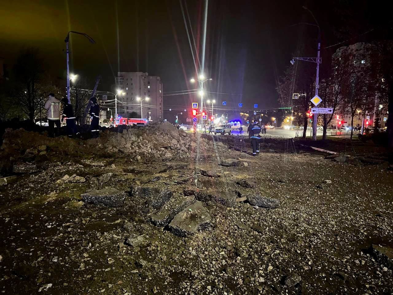 В результате взрывов в Белгороде пострадали трое, сообщил губернатор. Он не уточнил, что взорвались российские боеприпасы