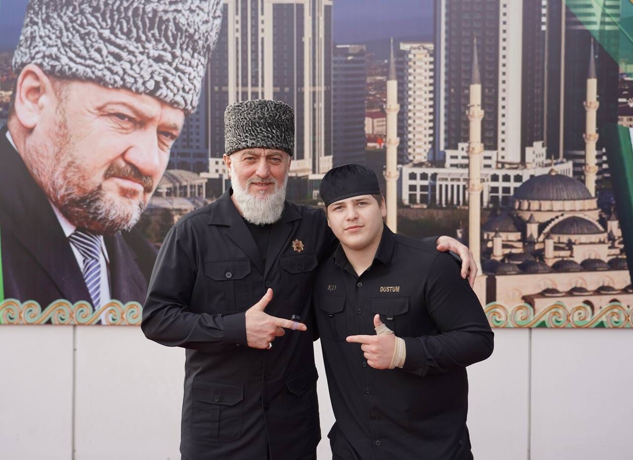 «Плоть от плоти великого рода»: Даудов и Делимханов поддержали сына Кадырова, которого обвинили в избиении сжегшего Коран юноши