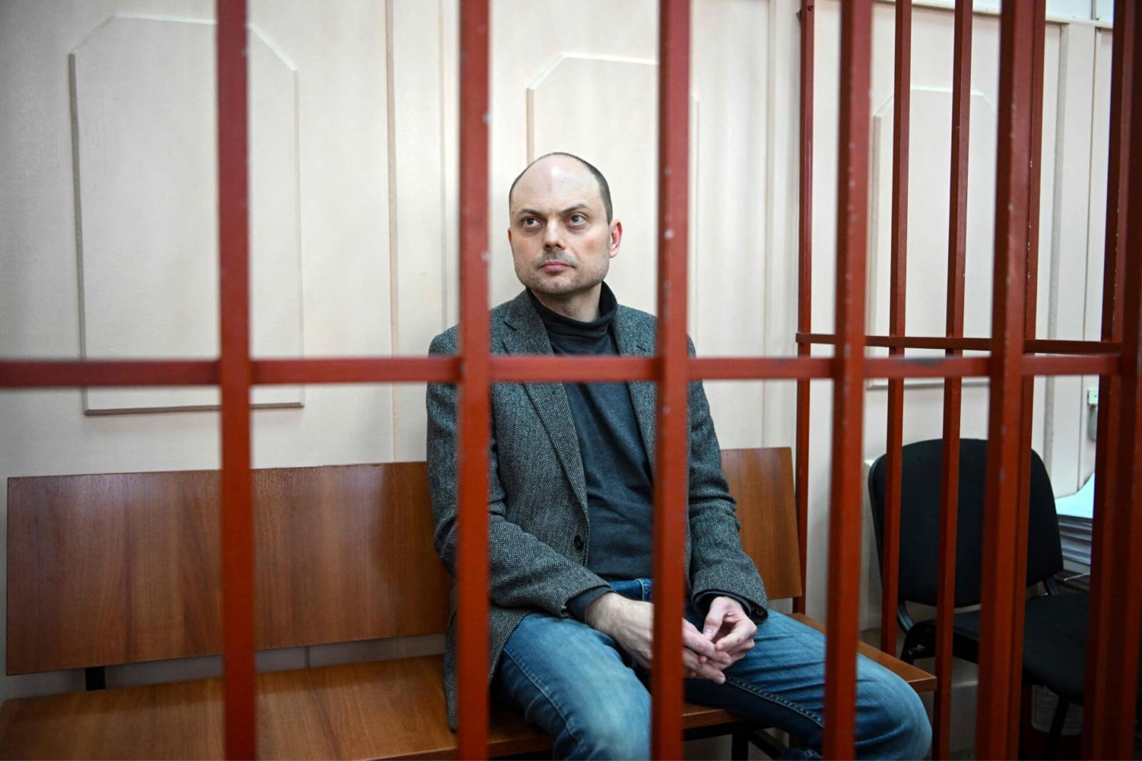 Приговоренного к 25 годам заключения политика Владимира Кара-Мурзу накануне дня рождения этапировали в колонию