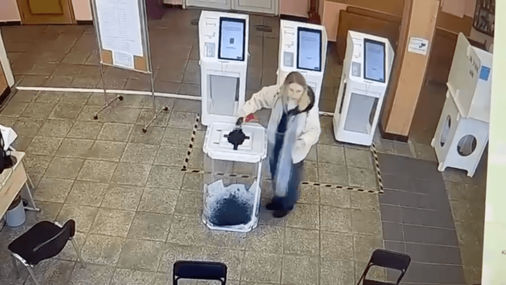 Суд отправил в СИЗО 20-летнюю москвичку, которая вылила зеленую краску в урну с бюллетенями