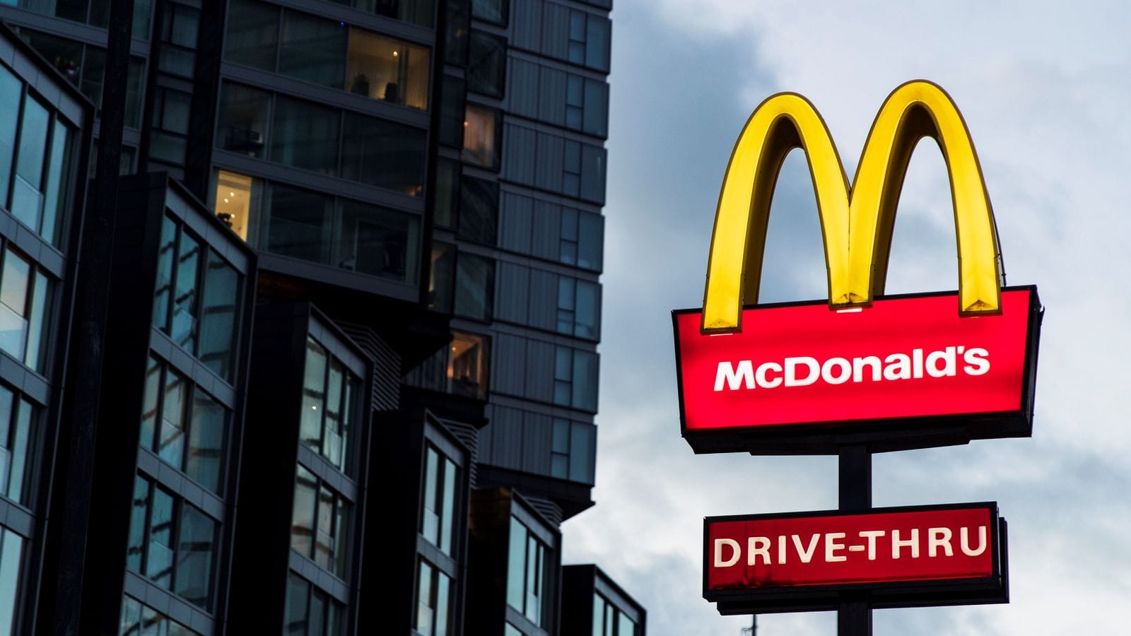 McDonald's отказался от пробной версии с использованием искусственного интеллекта, после того как тот добавил бекон в мороженое — Sky News