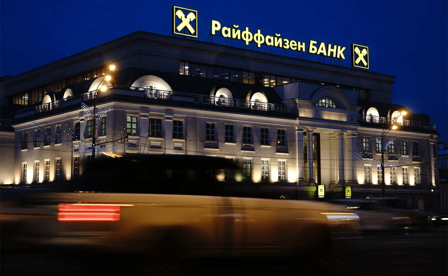 Власти США и ЕС требуют от Райффайзенбанка срочно предоставить план ухода из России — Reuters