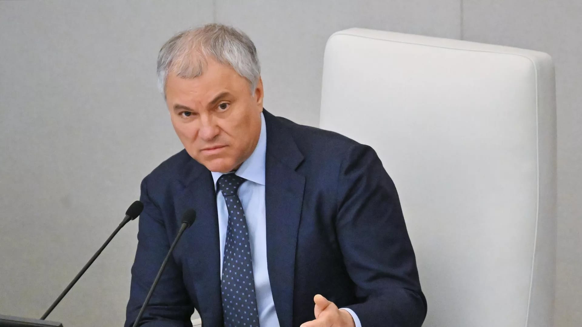 Володин: Госдума примет законопроект об аресте имущества эмигрантов за административные дела по «фейкам» и «дискредитации ВС РФ»