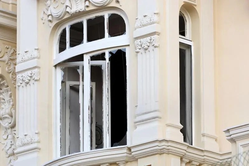 Поврежденное взрывом окно дома