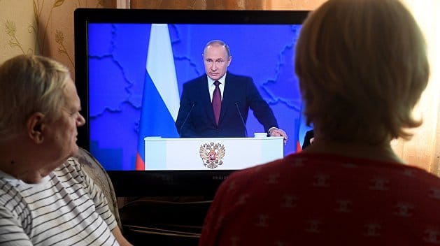 «Зеленский попытался придавить хвост куму Путина и его камарилье» — эксперты об отключении телеканалов «112», ZiK и NewsOne в Украине
