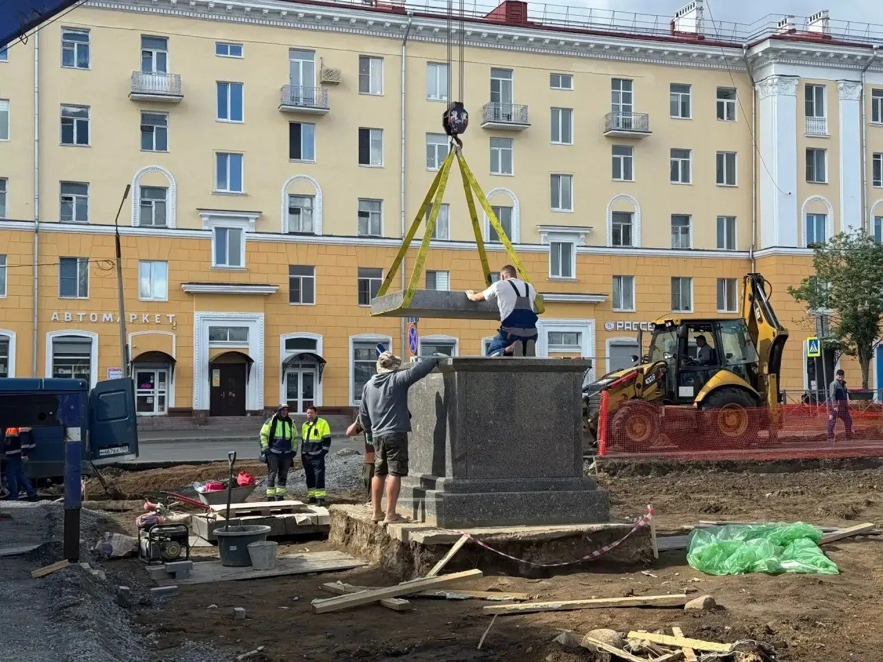 Установка постамента для памятника у дома № 8 по ул. Металлургов